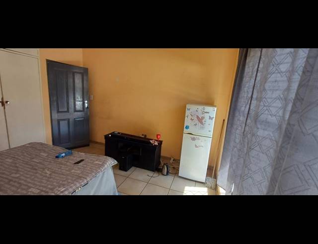 2 BEDROOM APARTMENT FOR SALE IN KEMPTON PARK